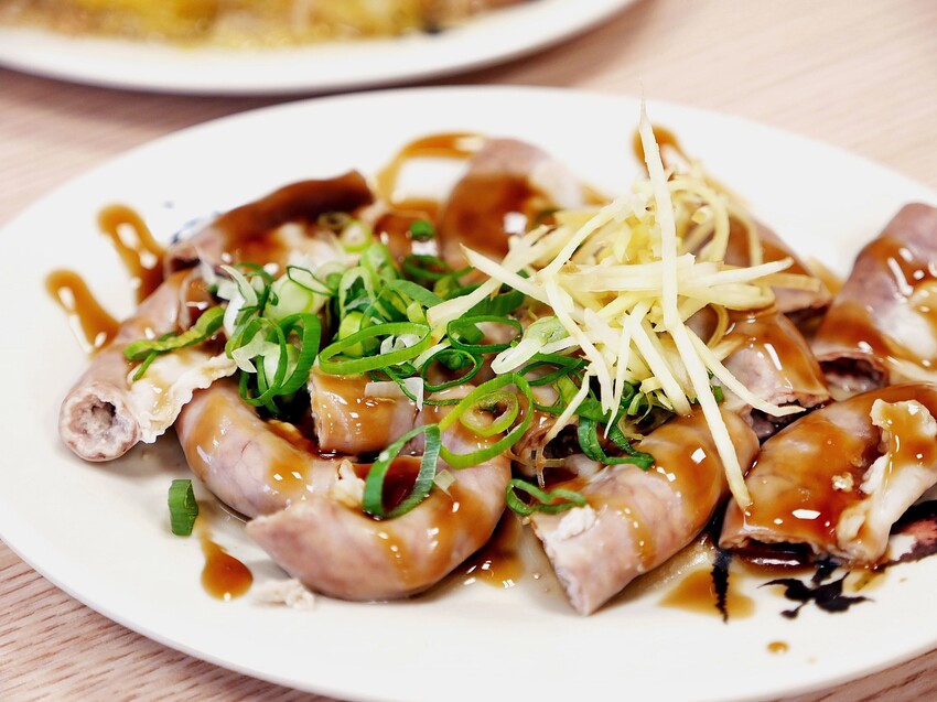 蔥花、炸蛋、滷肉飯的搭配好犯規，台中太平這家小吃的炒飯充滿鍋氣，比專賣店還厲害
