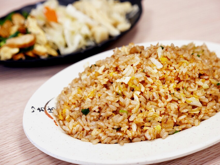 蔥花、炸蛋、滷肉飯的搭配好犯規，台中太平這家小吃的炒飯充滿鍋氣，比專賣店還厲害