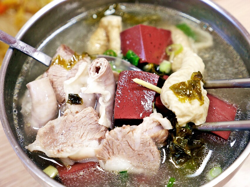 蔥花、炸蛋、滷肉飯的搭配好犯規，台中太平這家小吃的炒飯充滿鍋氣，比專賣店還厲害