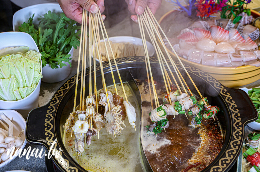 彰新路這家串串只要12元! 川味牛油麻辣湯底香麻帶勁、特製溫體牛、白飯飲料無限供應。蜀都串串火鍋彰化店