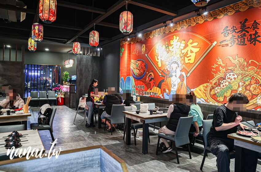 彰新路這家串串只要12元! 川味牛油麻辣湯底香麻帶勁、特製溫體牛、白飯飲料無限供應。蜀都串串火鍋彰化店