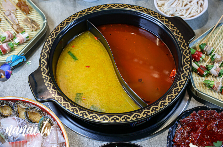 彰新路這家串串只要12元! 川味牛油麻辣湯底香麻帶勁、特製溫體牛、白飯飲料無限供應。蜀都串串火鍋彰化店