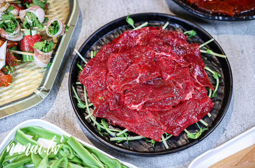 彰新路這家串串只要12元! 川味牛油麻辣湯底香麻帶勁、特製溫體牛、白飯飲料無限供應。蜀都串串火鍋彰化店