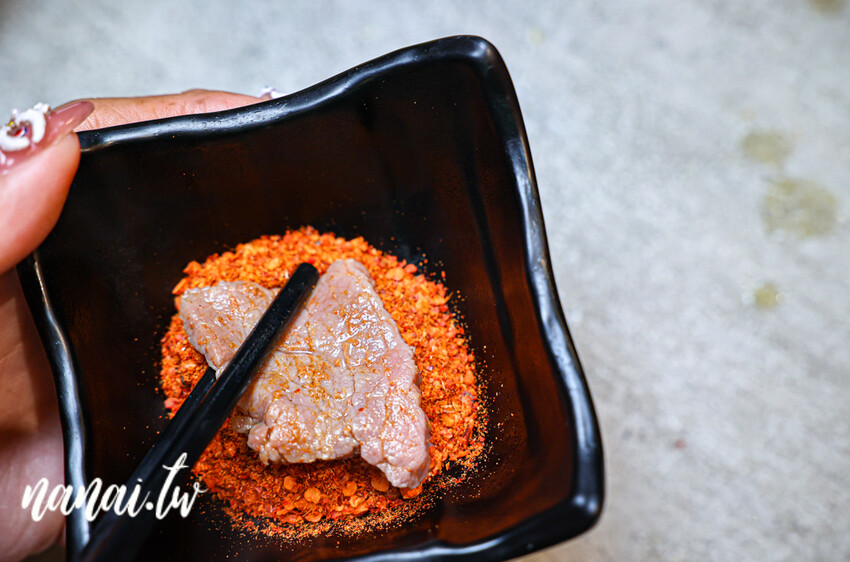 彰新路這家串串只要12元! 川味牛油麻辣湯底香麻帶勁、特製溫體牛、白飯飲料無限供應。蜀都串串火鍋彰化店