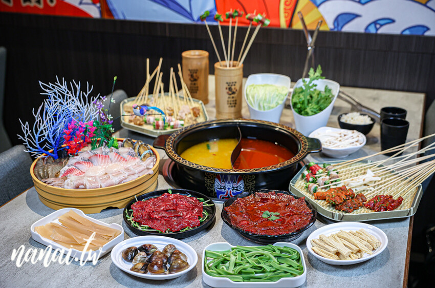 彰新路這家串串只要12元! 川味牛油麻辣湯底香麻帶勁、特製溫體牛、白飯飲料無限供應。蜀都串串火鍋彰化店