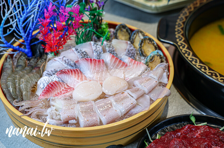 彰新路這家串串只要12元! 川味牛油麻辣湯底香麻帶勁、特製溫體牛、白飯飲料無限供應。蜀都串串火鍋彰化店