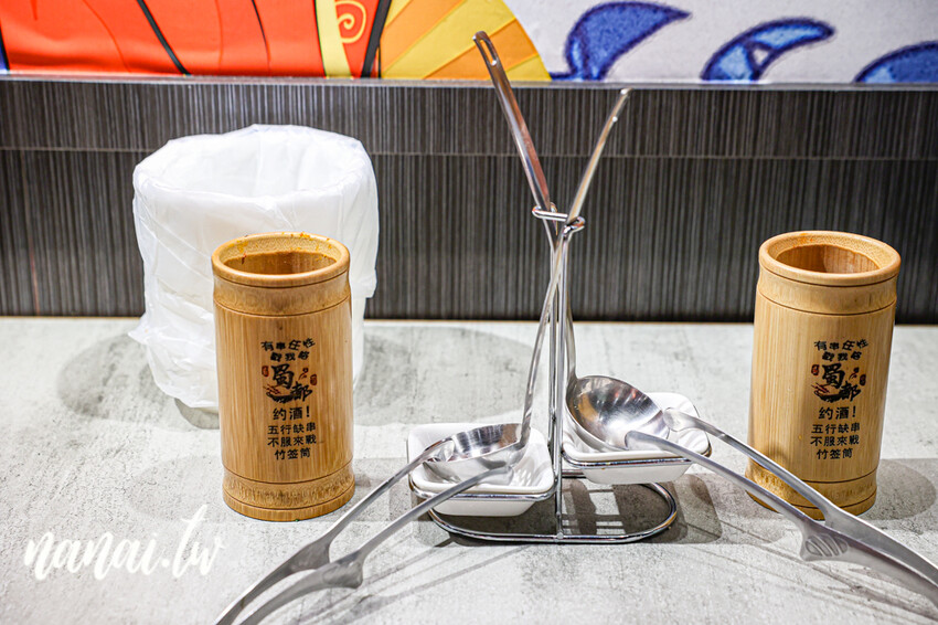 彰新路這家串串只要12元! 川味牛油麻辣湯底香麻帶勁、特製溫體牛、白飯飲料無限供應。蜀都串串火鍋彰化店