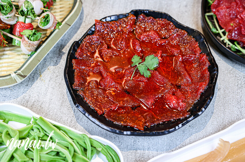 彰新路這家串串只要12元! 川味牛油麻辣湯底香麻帶勁、特製溫體牛、白飯飲料無限供應。蜀都串串火鍋彰化店