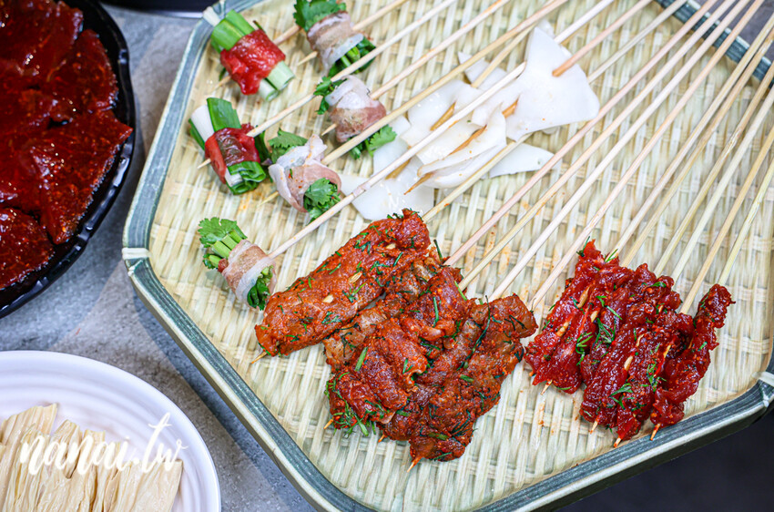 彰新路這家串串只要12元! 川味牛油麻辣湯底香麻帶勁、特製溫體牛、白飯飲料無限供應。蜀都串串火鍋彰化店