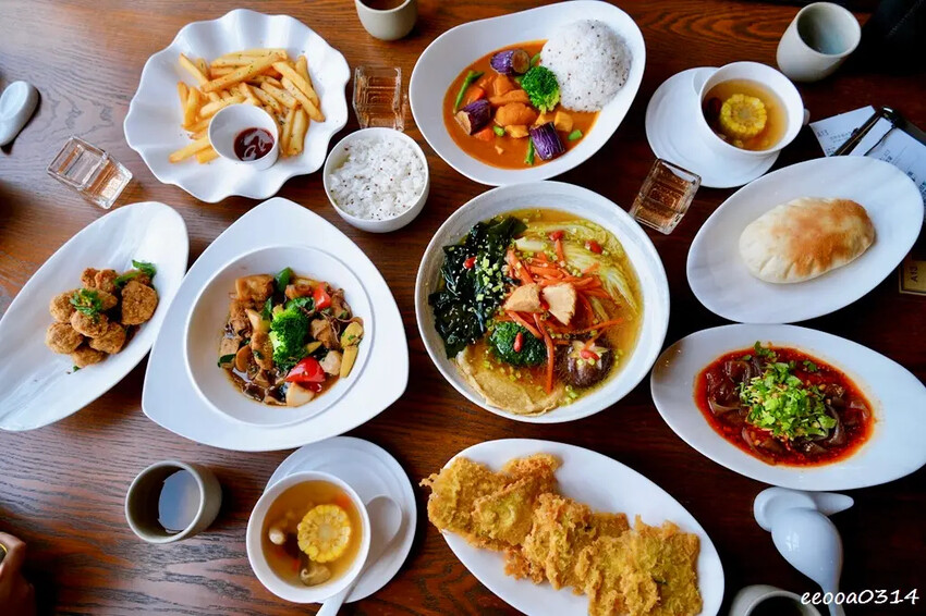 坐擁峨眉湖畔美景「世界幸福咖啡總店」，新竹峨眉湖蔬食咖啡廳、