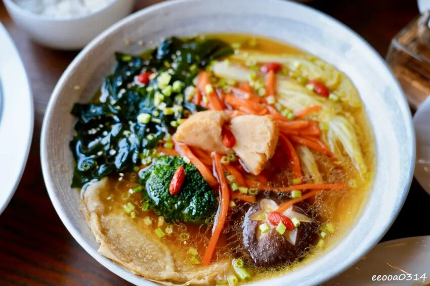 坐擁峨眉湖畔美景「世界幸福咖啡總店」，新竹峨眉湖蔬食咖啡廳、