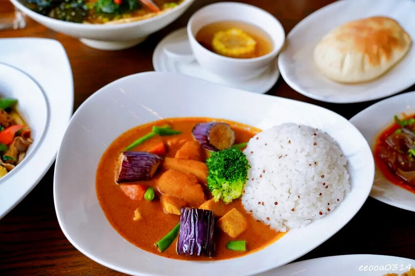 坐擁峨眉湖畔美景「世界幸福咖啡總店」，新竹峨眉湖蔬食咖啡廳、