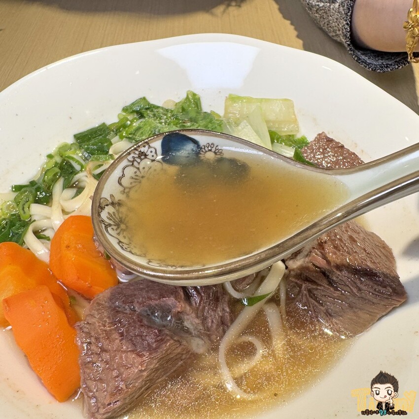 新竹縣竹北市一頭牛只有3KG的臉頰肉做的牛肉麵你們吃過了嗎? 限時限量的手作湖南臘肉飯絕對讓你齒頰留香！- 跟著踢小米吃喝玩樂趣