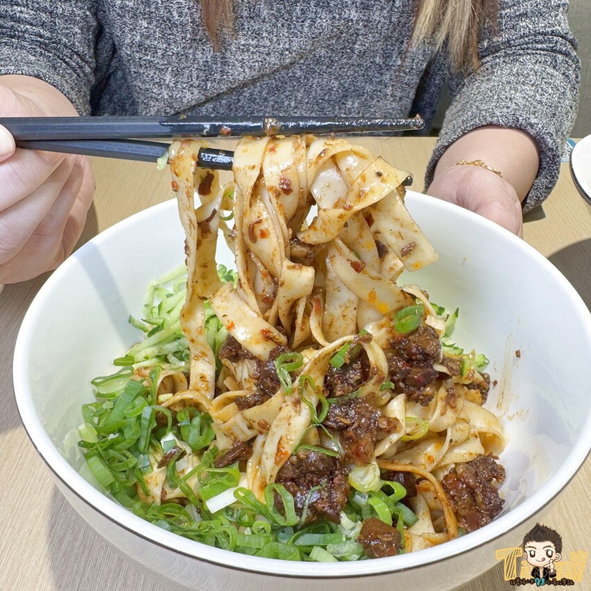 新竹縣竹北市一頭牛只有3KG的臉頰肉做的牛肉麵你們吃過了嗎? 限時限量的手作湖南臘肉飯絕對讓你齒頰留香！- 跟著踢小米吃喝玩樂趣