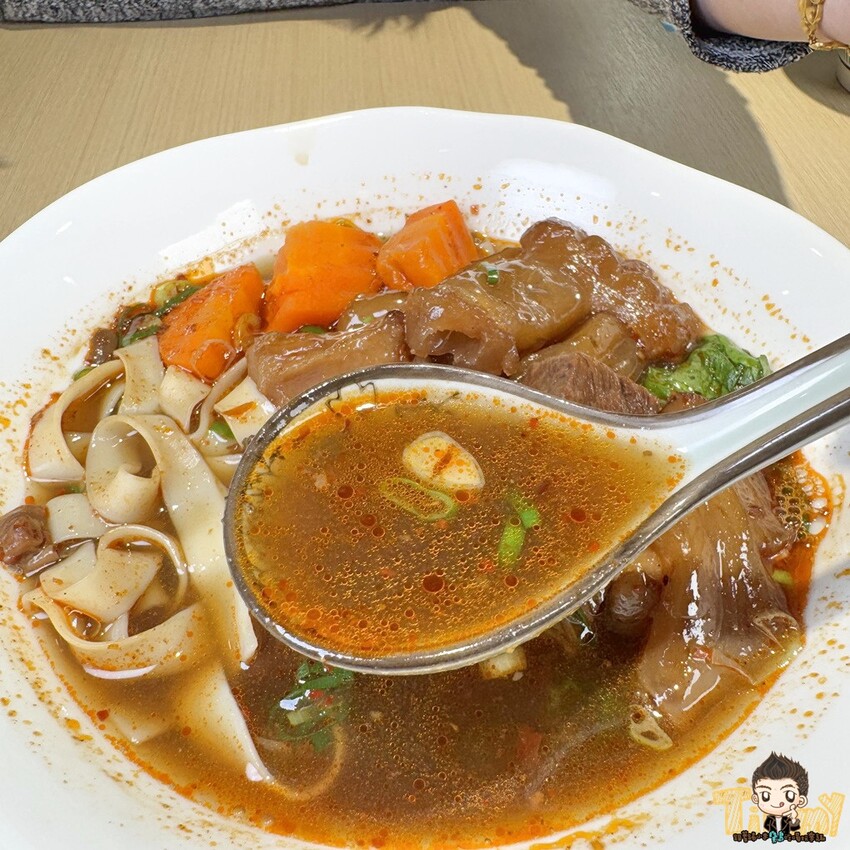 新竹縣竹北市一頭牛只有3KG的臉頰肉做的牛肉麵你們吃過了嗎? 限時限量的手作湖南臘肉飯絕對讓你齒頰留香！- 跟著踢小米吃喝玩樂趣