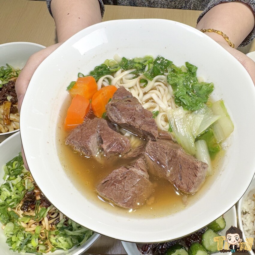 新竹縣竹北市一頭牛只有3KG的臉頰肉做的牛肉麵你們吃過了嗎? 限時限量的手作湖南臘肉飯絕對讓你齒頰留香！- 跟著踢小米吃喝玩樂趣