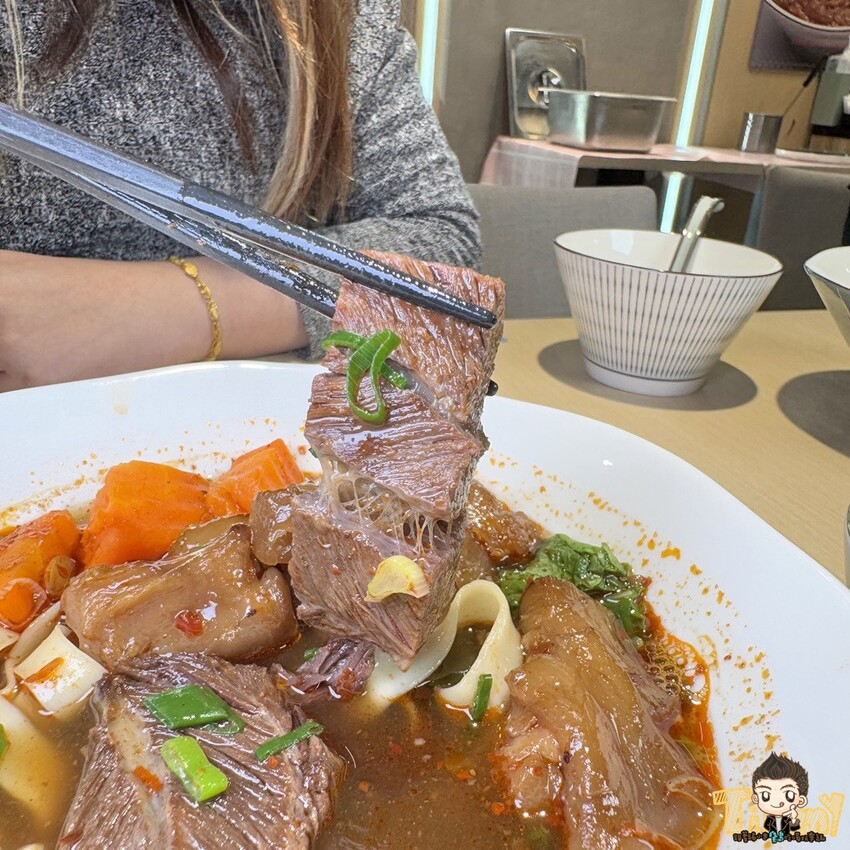 新竹縣竹北市一頭牛只有3KG的臉頰肉做的牛肉麵你們吃過了嗎? 限時限量的手作湖南臘肉飯絕對讓你齒頰留香！- 跟著踢小米吃喝玩樂趣