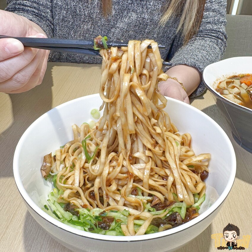 新竹縣竹北市一頭牛只有3KG的臉頰肉做的牛肉麵你們吃過了嗎? 限時限量的手作湖南臘肉飯絕對讓你齒頰留香！- 跟著踢小米吃喝玩樂趣