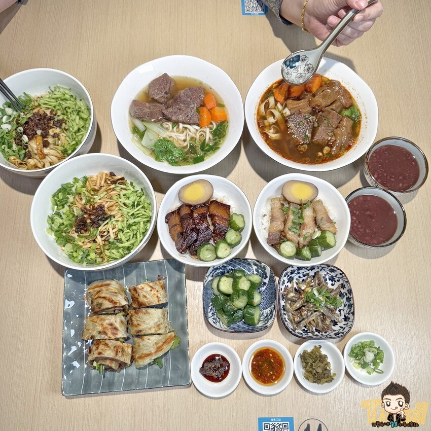 新竹縣竹北市一頭牛只有3KG的臉頰肉做的牛肉麵你們吃過了嗎? 限時限量的手作湖南臘肉飯絕對讓你齒頰留香！- 跟著踢小米吃喝玩樂趣