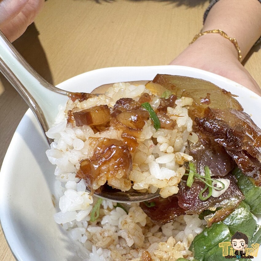 新竹縣竹北市一頭牛只有3KG的臉頰肉做的牛肉麵你們吃過了嗎? 限時限量的手作湖南臘肉飯絕對讓你齒頰留香！- 跟著踢小米吃喝玩樂趣