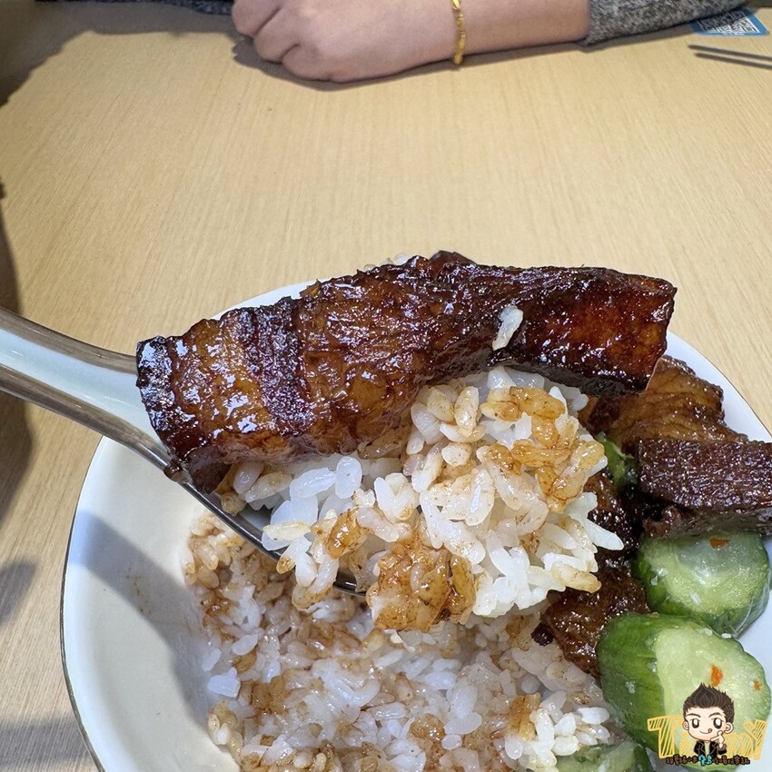 新竹縣竹北市一頭牛只有3KG的臉頰肉做的牛肉麵你們吃過了嗎? 限時限量的手作湖南臘肉飯絕對讓你齒頰留香！- 跟著踢小米吃喝玩樂趣