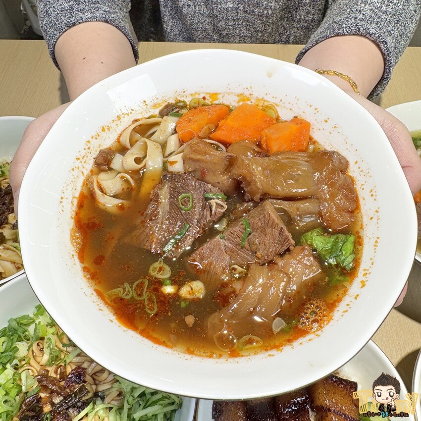 新竹縣竹北市一頭牛只有3KG的臉頰肉做的牛肉麵你們吃過了嗎? 限時限量的手作湖南臘肉飯絕對讓你齒頰留香！- 跟著踢小米吃喝玩樂趣