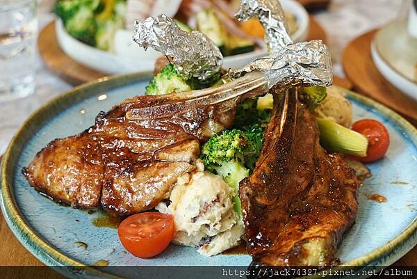 {台中美食}成真咖啡 台中首店𝗖𝗼𝗺𝗲𝗧𝗿𝘂𝗲 𝗖𝗔𝗙𝗘開幕