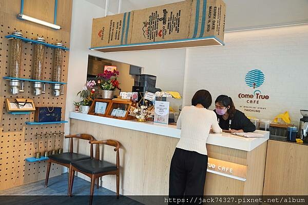 {台中美食}成真咖啡 台中首店𝗖𝗼𝗺𝗲𝗧𝗿𝘂𝗲 𝗖𝗔𝗙𝗘開幕