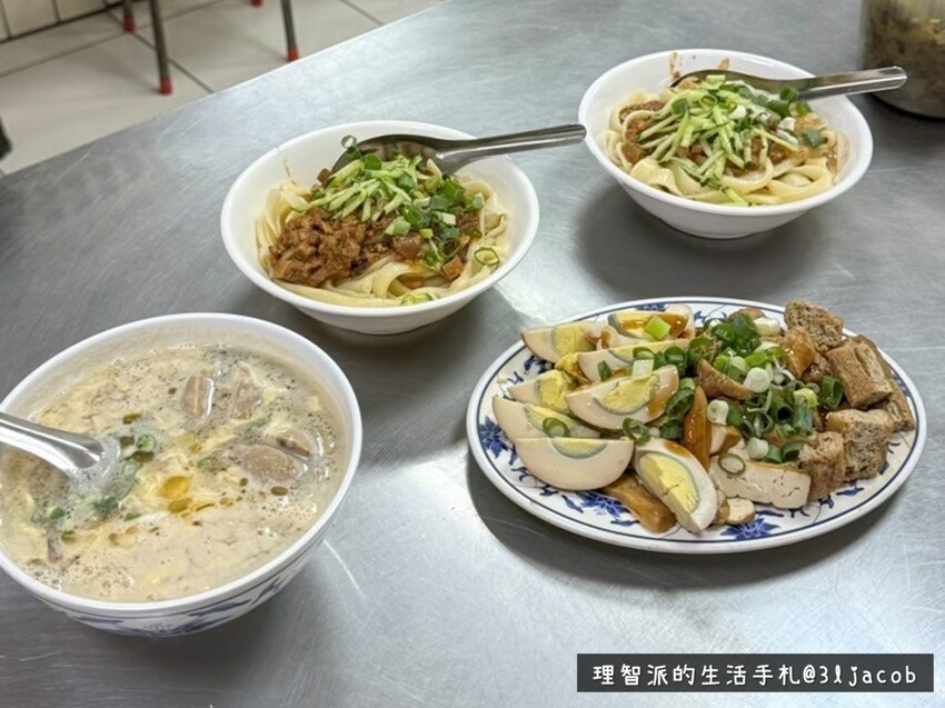 2024 最新 台北美食推薦》周記手工家常麵 一家位於台北城中市場,人情味點滿、味道非常傳統的台北麵食館開箱 - 理智派的生活手札