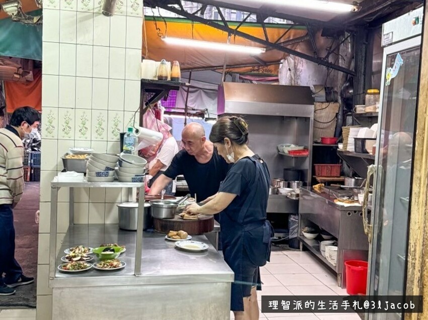 2024 最新 台北美食推薦》周記手工家常麵 一家位於台北城中市場,人情味點滿、味道非常傳統的台北麵食館開箱 - 理智派的生活手札