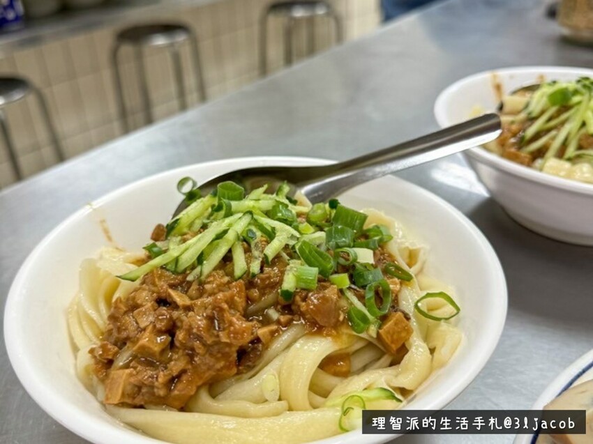 2024 最新 台北美食推薦》周記手工家常麵 一家位於台北城中市場,人情味點滿、味道非常傳統的台北麵食館開箱 - 理智派的生活手札