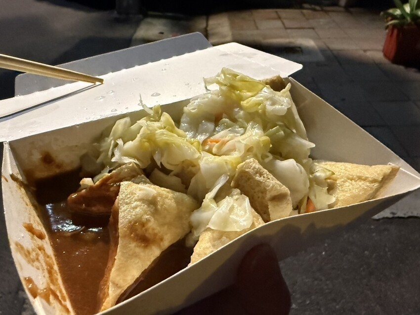 【台北中山美食】連城臭豆腐，臭味巷口即被熏到，入口卻極度美味