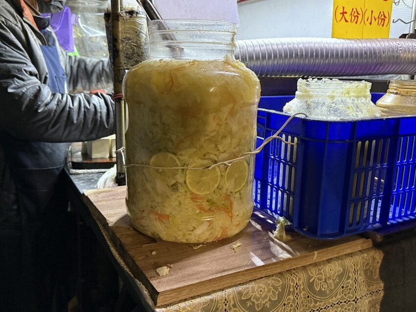 【台北中山美食】連城臭豆腐，臭味巷口即被熏到，入口卻極度美味