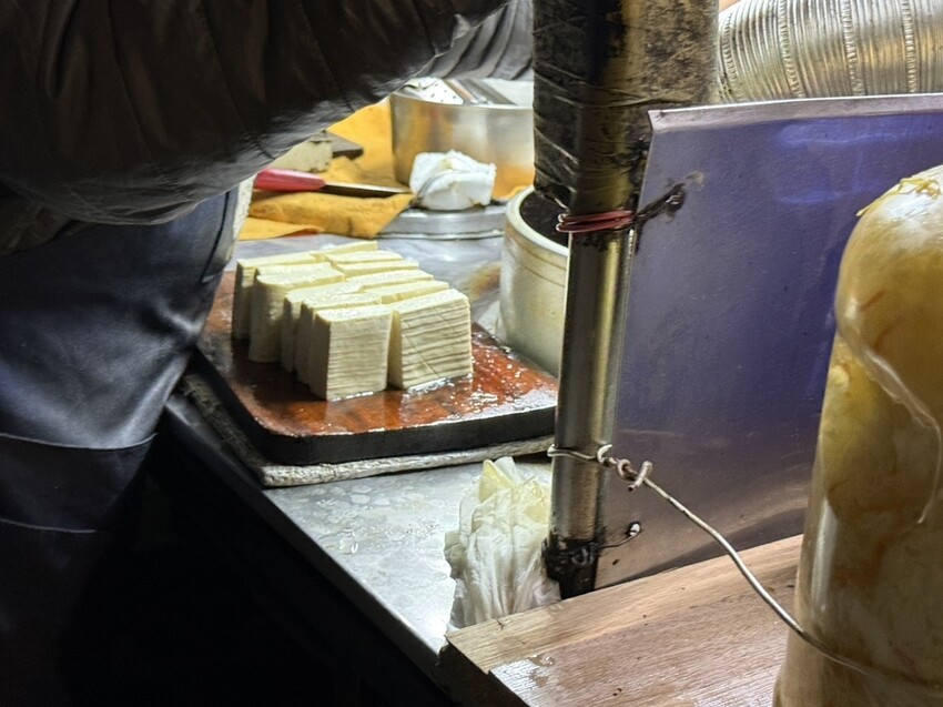 【台北中山美食】連城臭豆腐，臭味巷口即被熏到，入口卻極度美味