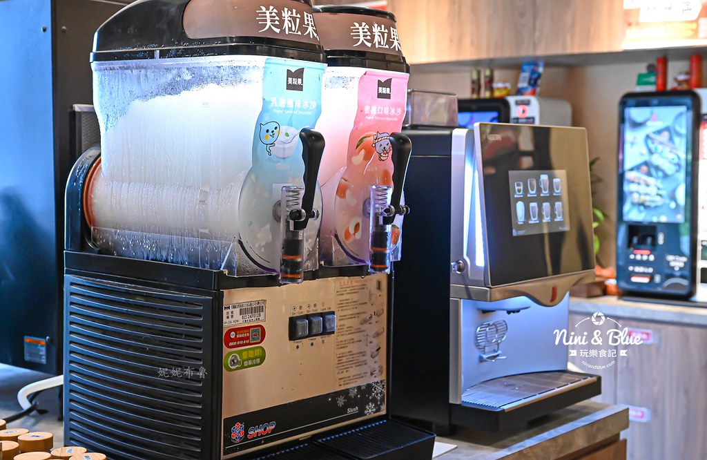 軌道車送餐的燒肉吃到飽，厚切牛排、小豬燒、生食級干貝吃到爽