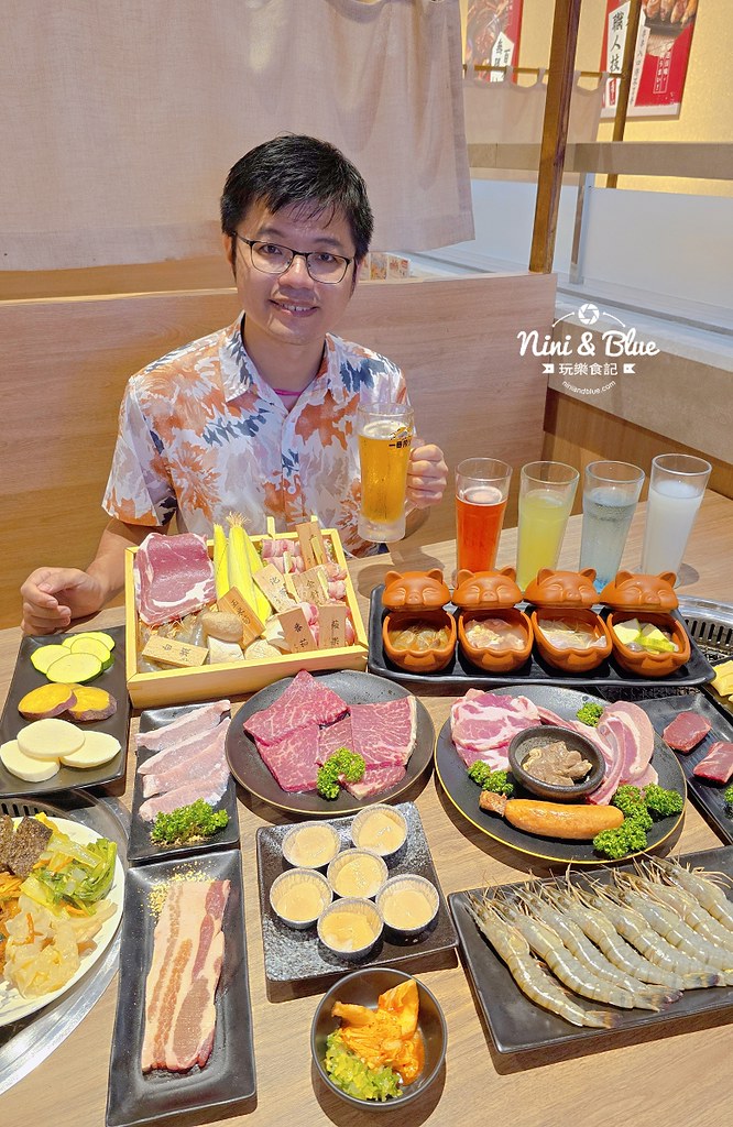 軌道車送餐的燒肉吃到飽，厚切牛排、小豬燒、生食級干貝吃到爽