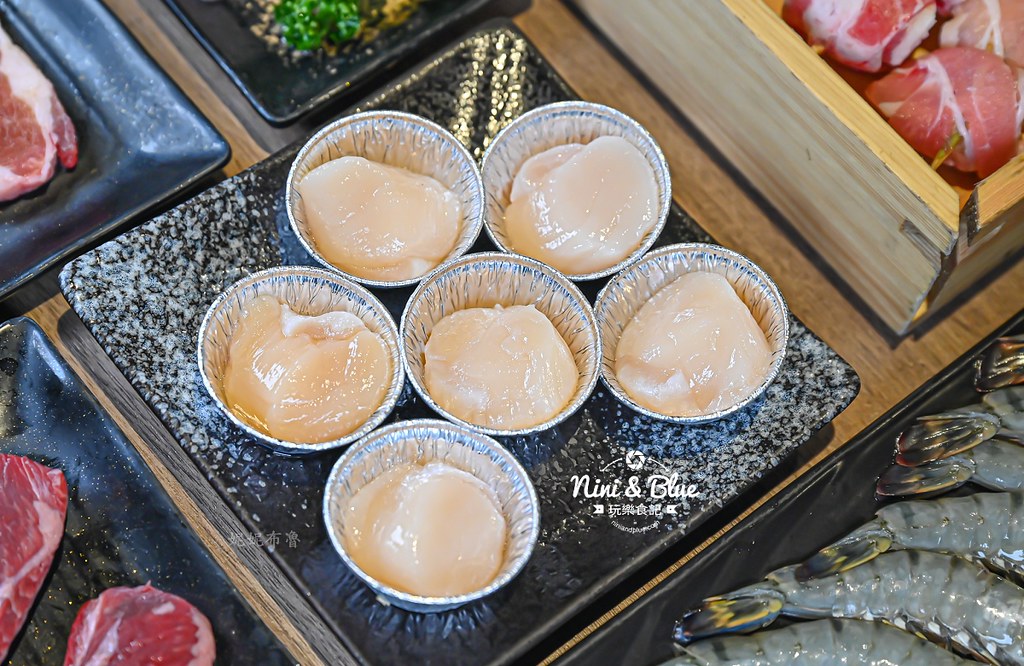 軌道車送餐的燒肉吃到飽，厚切牛排、小豬燒、生食級干貝吃到爽