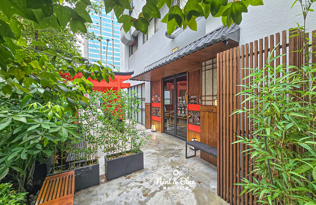 軌道車送餐的燒肉吃到飽，厚切牛排、小豬燒、生食級干貝吃到爽