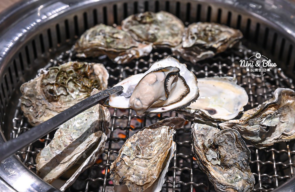 軌道車送餐的燒肉吃到飽，厚切牛排、小豬燒、生食級干貝吃到爽