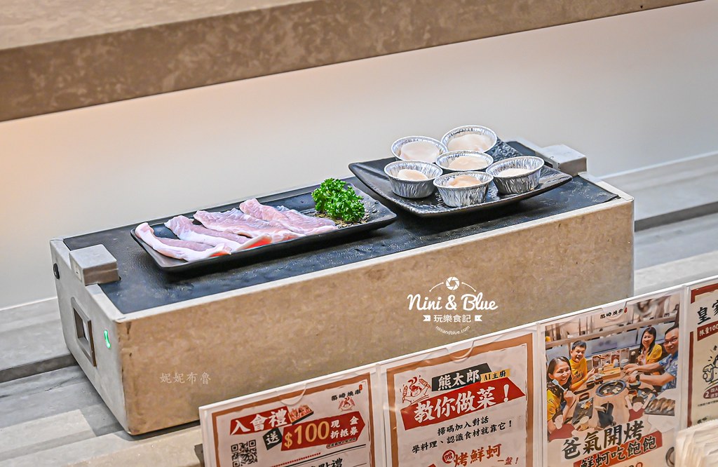 軌道車送餐的燒肉吃到飽，厚切牛排、小豬燒、生食級干貝吃到爽