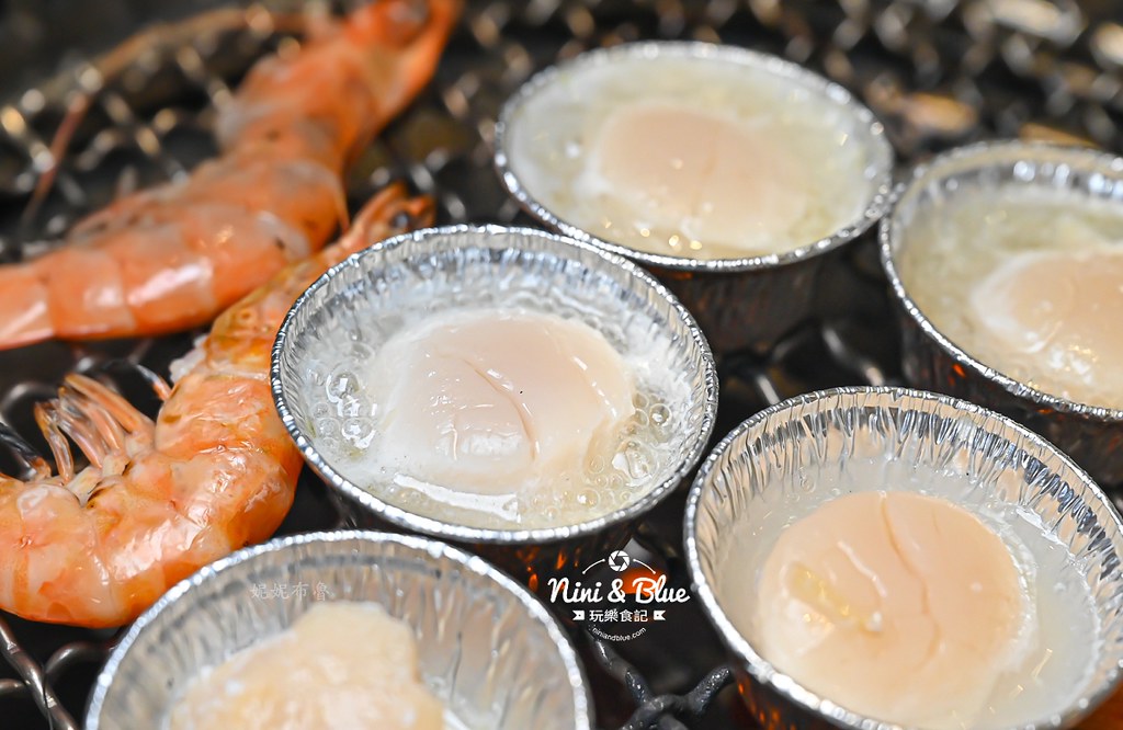 軌道車送餐的燒肉吃到飽，厚切牛排、小豬燒、生食級干貝吃到爽