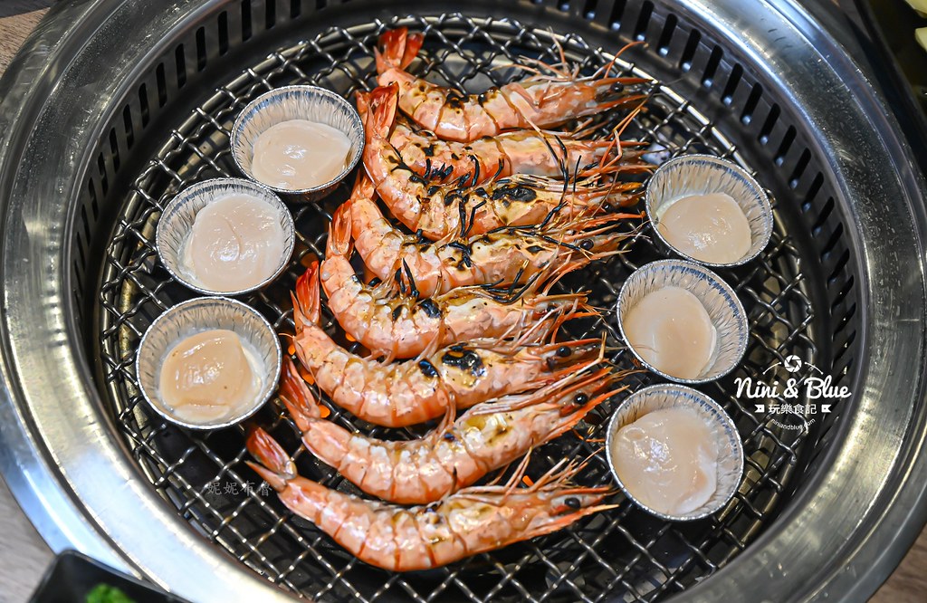 軌道車送餐的燒肉吃到飽，厚切牛排、小豬燒、生食級干貝吃到爽