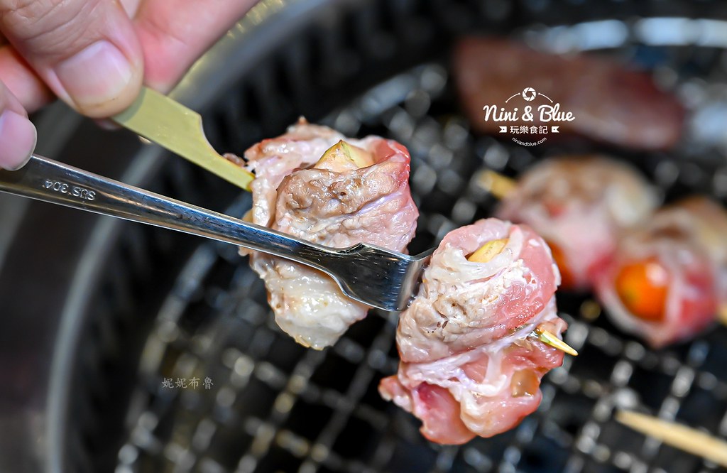 軌道車送餐的燒肉吃到飽，厚切牛排、小豬燒、生食級干貝吃到爽