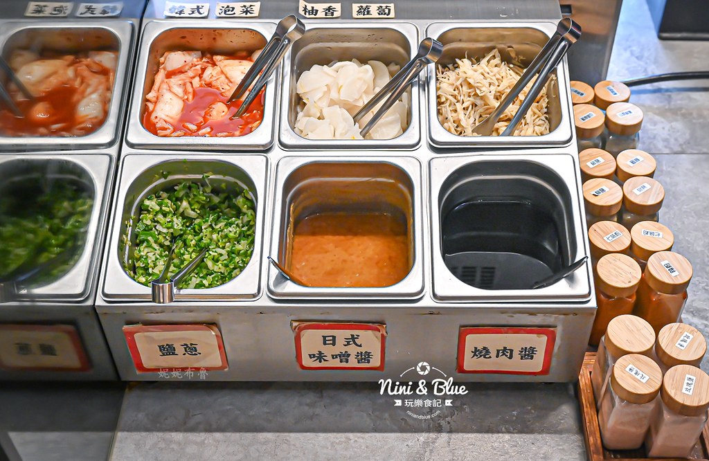 軌道車送餐的燒肉吃到飽，厚切牛排、小豬燒、生食級干貝吃到爽