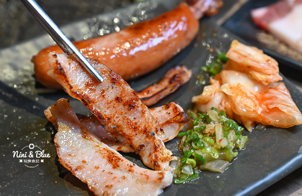 軌道車送餐的燒肉吃到飽，厚切牛排、小豬燒、生食級干貝吃到爽