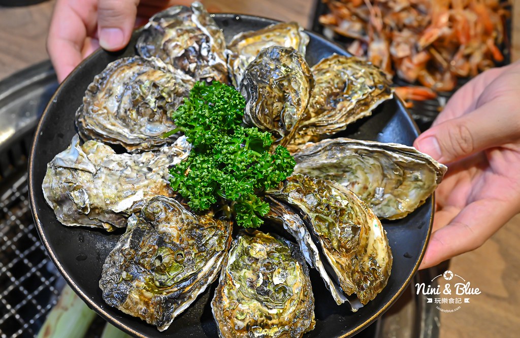 軌道車送餐的燒肉吃到飽，厚切牛排、小豬燒、生食級干貝吃到爽