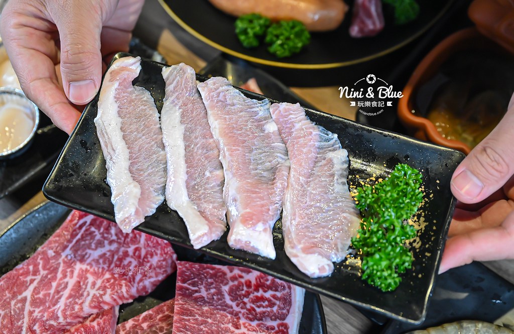 軌道車送餐的燒肉吃到飽，厚切牛排、小豬燒、生食級干貝吃到爽