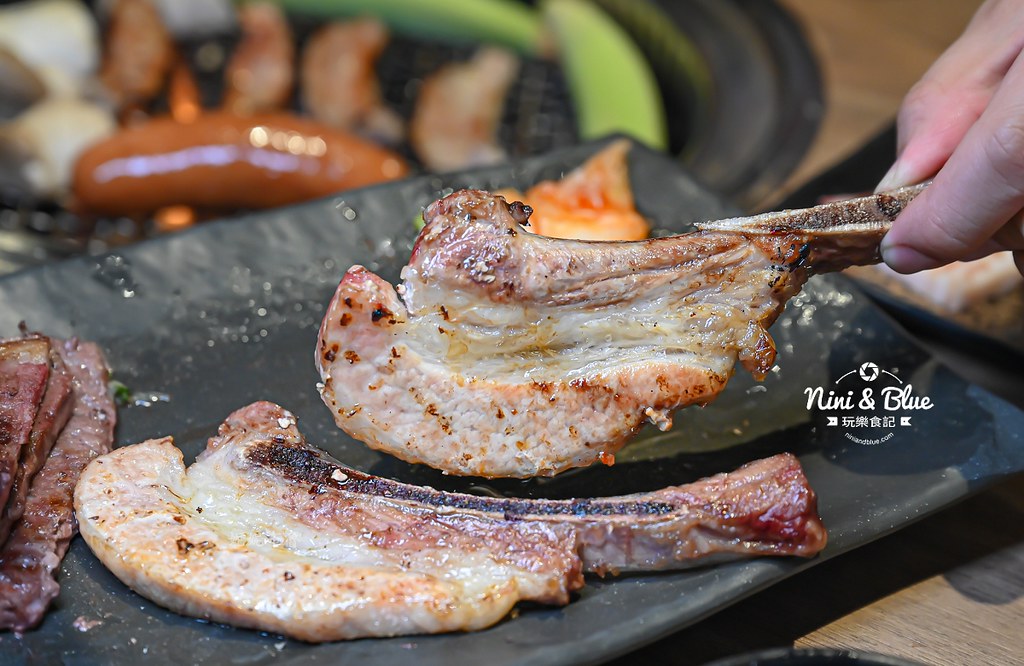 軌道車送餐的燒肉吃到飽，厚切牛排、小豬燒、生食級干貝吃到爽