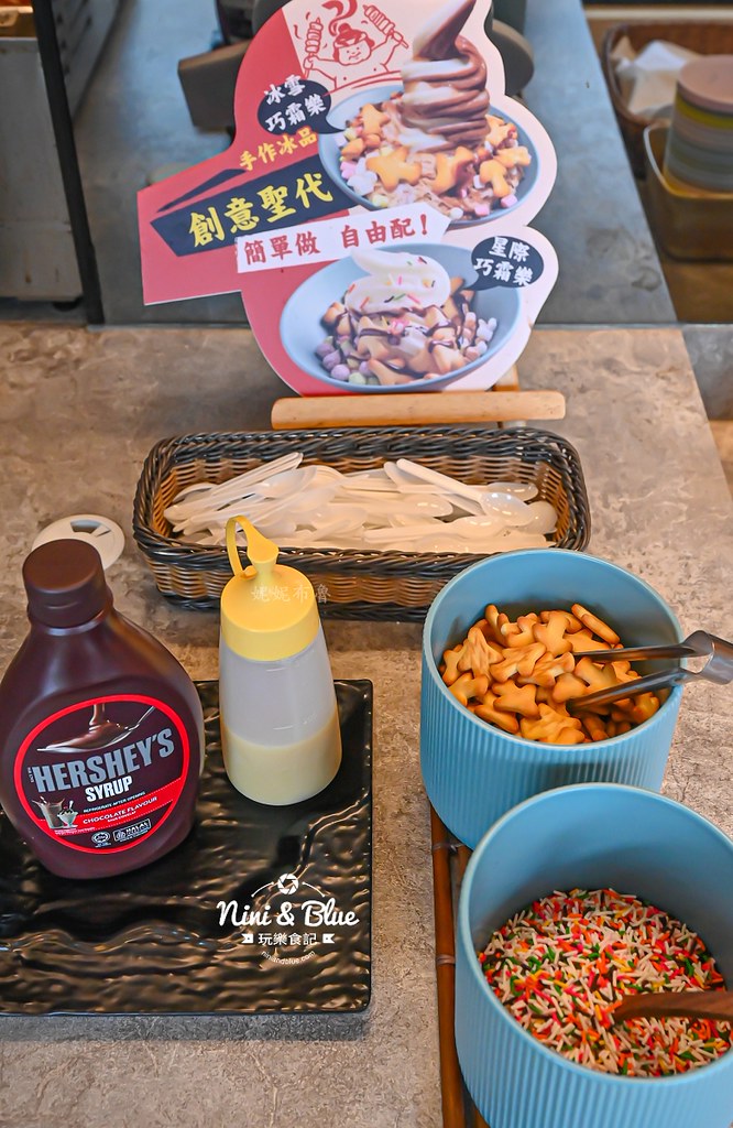 軌道車送餐的燒肉吃到飽，厚切牛排、小豬燒、生食級干貝吃到爽