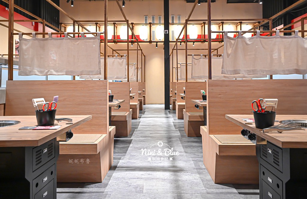 軌道車送餐的燒肉吃到飽，厚切牛排、小豬燒、生食級干貝吃到爽